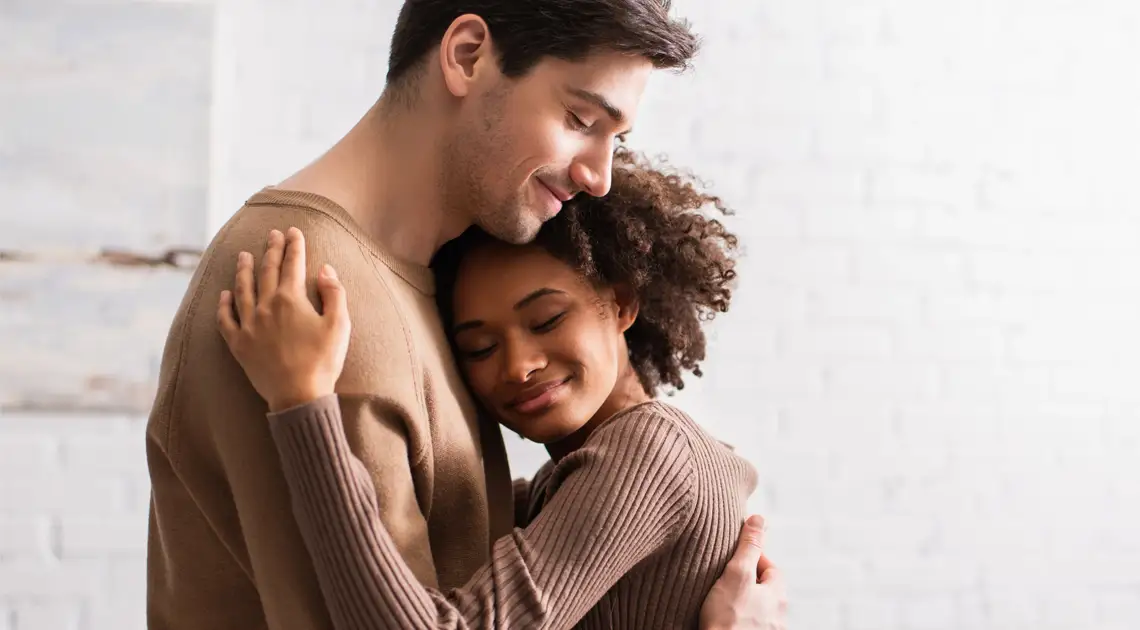 pareja abrazándose