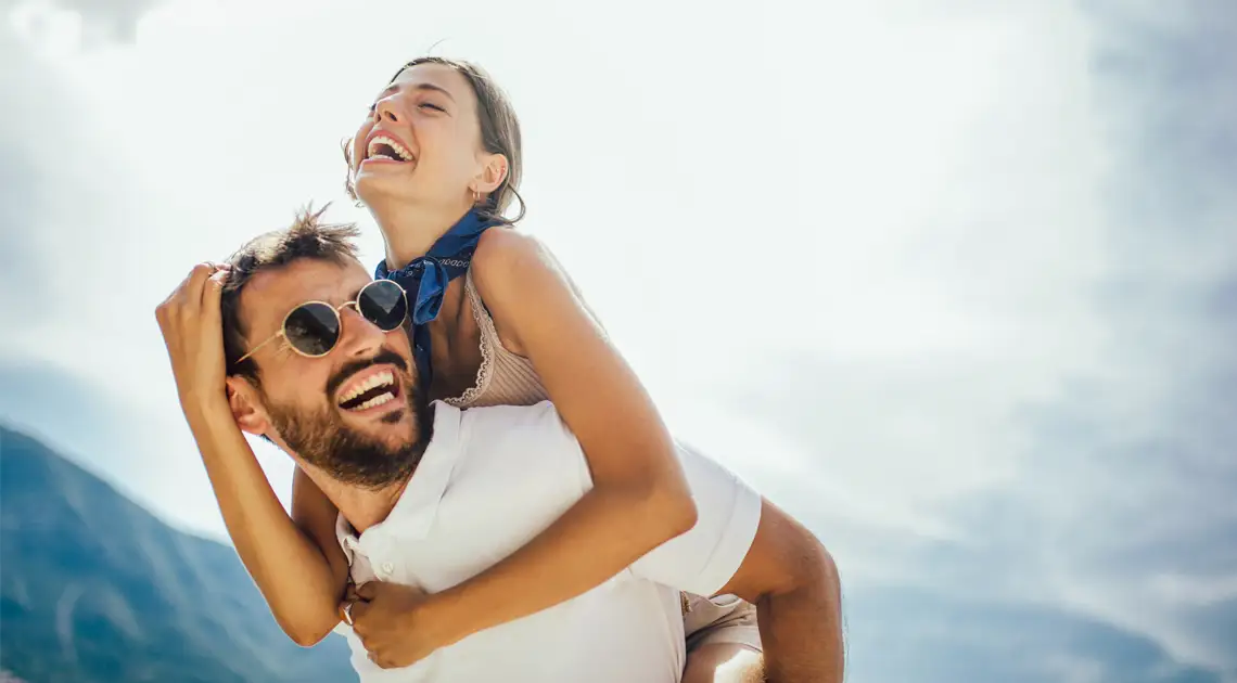 pareja riendo muy feliz