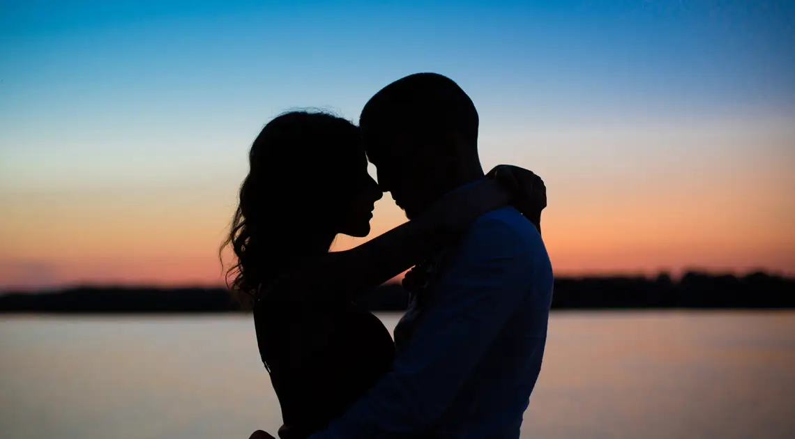 pareja mirándose en actitud amorosa