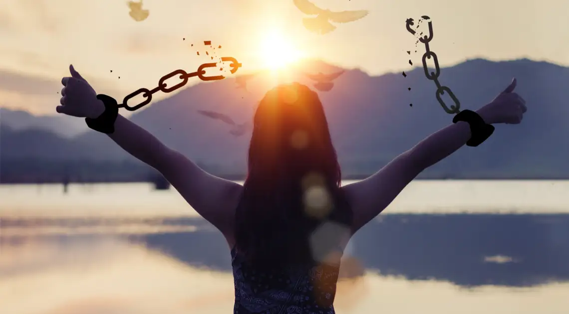 mujer rompiendo cadenas en actitud de libertad