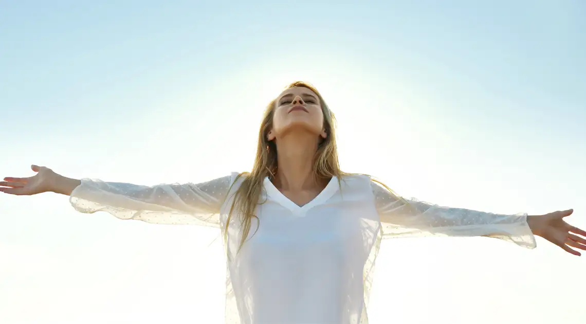 mujer feliz en la naturaleza