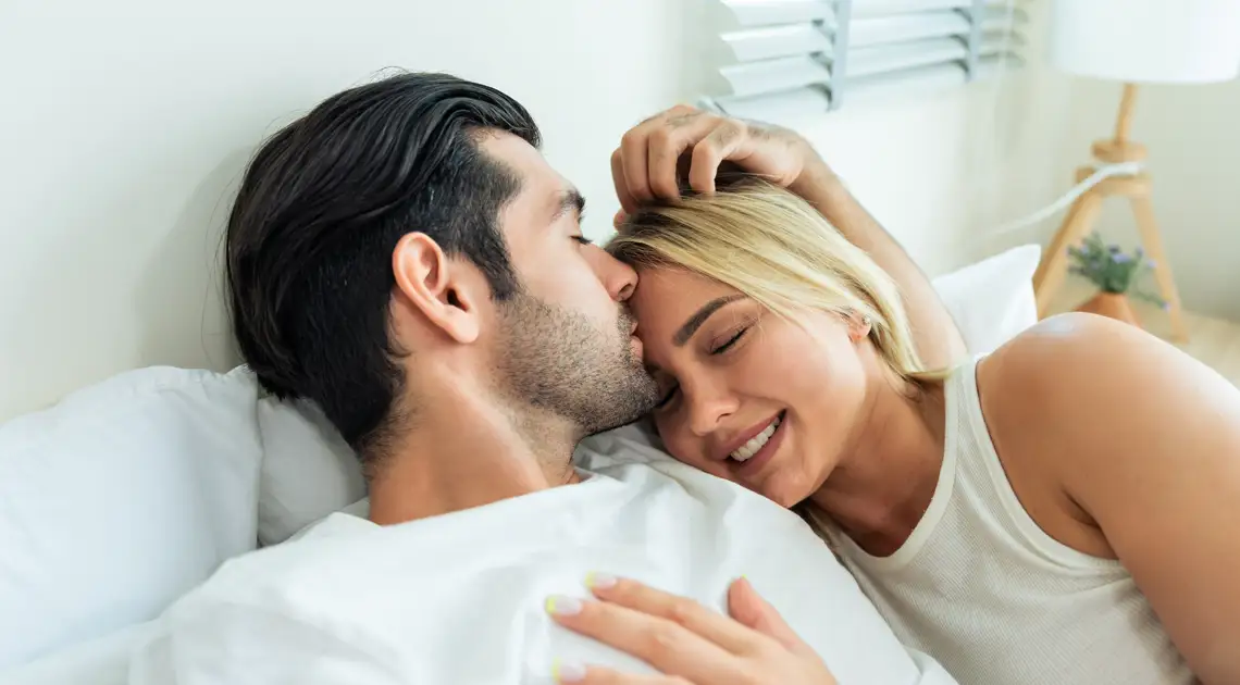 pareja enamorada tumbada en la cama el uno junto al otro