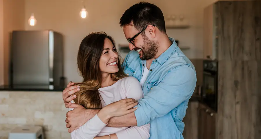 pareja abrazada y feliz