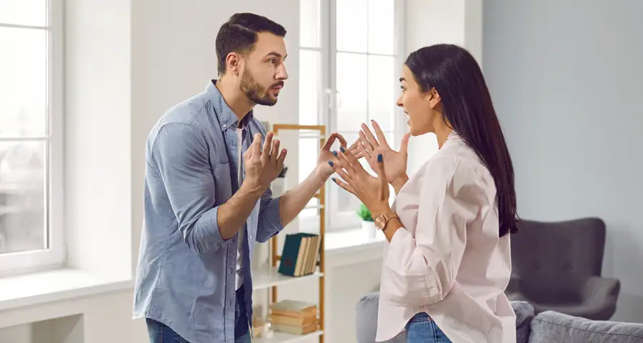 pareja discutiendo