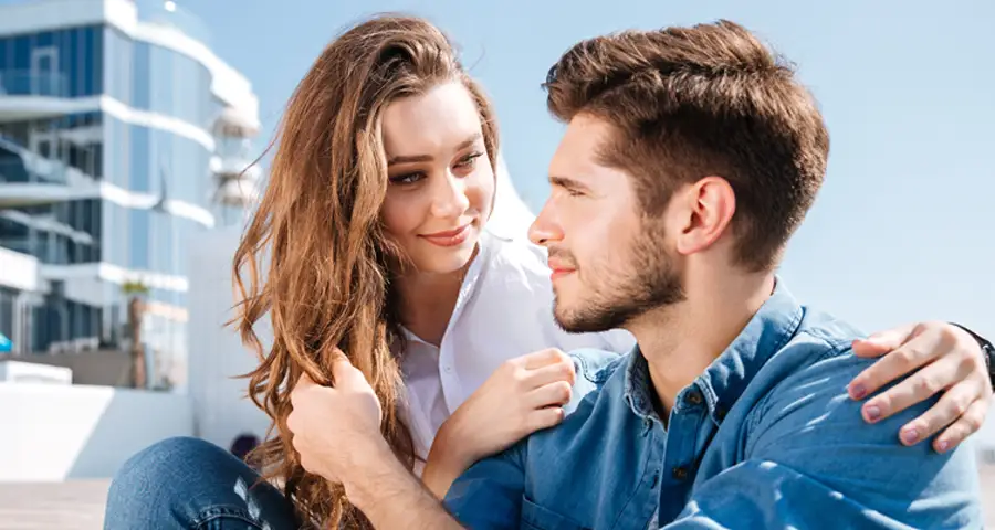 pareja mirándose con complicidad