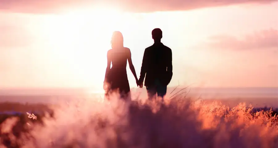 pareja de la mano al atardecer