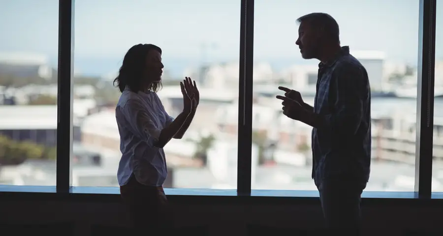 pareja discutiendo
