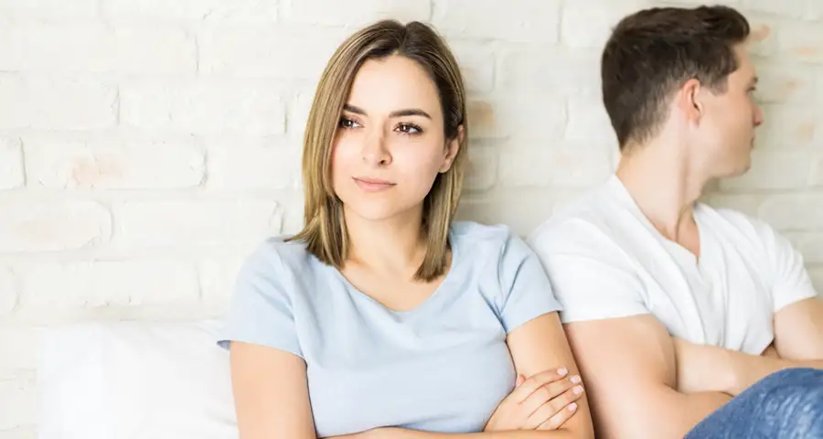 pareja triste después de una discusión